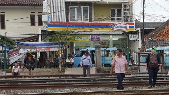 Tak Ada Fasilitas Penyebrangan, Warga Nekat Seberangi Rel di Jatinegara