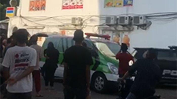 Pinjol Nyaris Makan Korban Lagi, Pemuda Frustasi Buat Heboh Duduk di Jendela Lantai 3 Ruko