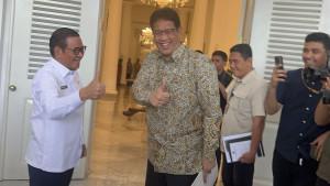 ACUNGKAN-JEMPOL-Momen-Gubernur-DKI-Jakarta-Pramono-Anung-1.jpg