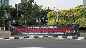 AKSI-DAMAI-Spanduk-penolakan-Tugu-Tani-pembahasan-Raperda-KTR.jpg