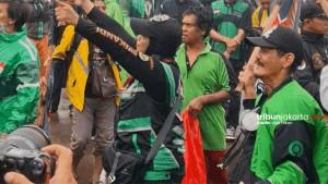 AKSI-OJOL-DI-DPR-Massa-ojol-saat-menggelar-aksi-di-depan-DPR-RI.jpg