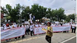 AKSI-UNJUK-RASA-Massa-peserta-aksi-menggelar-unjuk-rasa-menolak-pasal-larangan-menjual-rokok.jpg