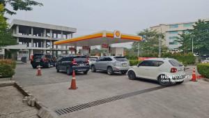 ANTRE-BBM-SHELL-Kendaraan-mengantre-di-SPBU-Shell-Meruya-Utara.jpg