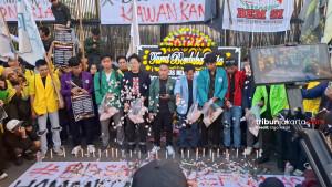 Aksi-damai-Massa-dari-BEM-SI-melakukan-aksi-teatrikal-di.jpg