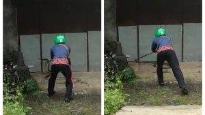Aksi-ojek-online-gunakan-tongkat-mencoba-mengamankan-ular-sanca.jpg
