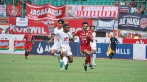 Aksi-penyerang-baru-Persija-Jakarta-Aji-Kusuma-saat-diturunkan-bermain-melawan-PSM-Makassar.jpg