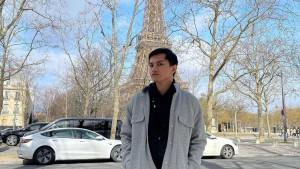 Alvin-Tanasta-berfoto-dengan-latar-Menara-Eiffel-di-Paris.jpg