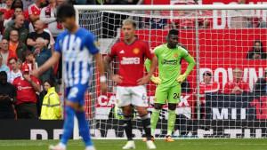 Andre-Onana-dan-Lisandro-Martinez-menunduk-usai-kalah.jpg