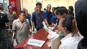Anggota-keluarga-dari-remaja-laki-laki-berinisial-VS.jpg