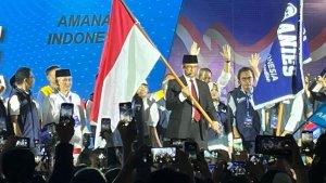 Anies-Baswedan-memegang-bendera-Indonesia-di-Tennis-Indoor-Senayan.jpg