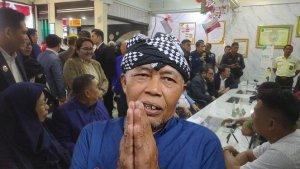 Ayah-Aep-Rudi-Pelor-dan-tim-kuasa-hukum-6-terpidana-kasus-Vina-di-PN-Cirebon-Rabu-1582024.jpg