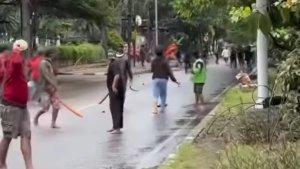BENTROK-DI-KELAPA-GADING-Tangkapan-layar-video-amatir-bentrokan-pecah.jpg