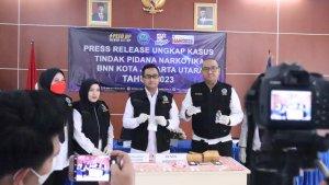 BNN-Kota-Jakarta-Utara-penangkapan-wanita-pengedar-sabu-di-Jalan-Warakas-I.jpg