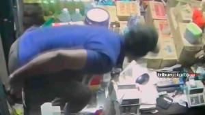 BOBOL-WARUNG-KELONTONG-Tangkap-layar-CCTV-yang-memperlihatkan-pelaku-pembobolan-warung.jpg