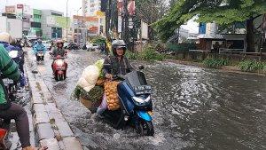 Banjir-rendam-Jalan-Raya-Pekayon-tepatnya-di-depan-Apartemen-Kemang-ViewKota-Bekasi.jpg