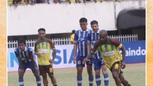 Boaz-Solossa-cetak-gol-penalti.jpg