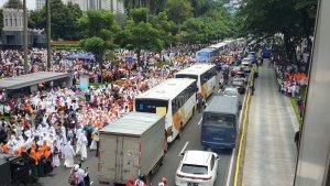 Bus-rombongan-relawan-Jokowi-parkir-di-Jalan-Sudirman-hingga-Gatot-Subroto-4.jpg