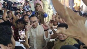 Calon-Gubernur-DKI-Jakarta-Ridwan-Kamil-tambah-membentuk-huruf-J.jpg
