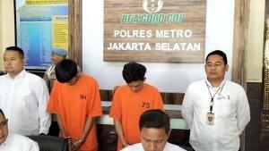 Dua-tersangka-berbaju-tahanan-perampokan-yang-beraksi-di-Cilandak-saat.jpg