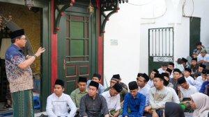 Dubes-RI-untuk-Tunisia-Zuhairi-Misrawi-di-Makam-Sufi-Sidi-Bousaid.jpg