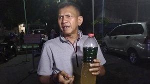 Edi-57-konsumen-SPBU-Pertamina-di-Bekasi-menunjukkan-botol-berisi-bensin-yang-tercampur-air.jpg