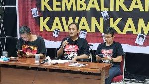 Eks-Sekjen-PRD-periode-1996-2002-Petrus-H-Hariyanto-tengah-di-kantor-YLBHI.jpg