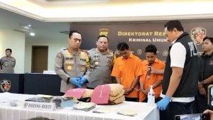 FA-dan-NA-dua-tersangka-kasus-pembunuhan-pria-yang-jasadnya-terbungkus-sarung.jpg