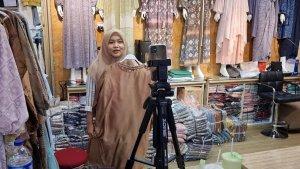 Fitri-pedagang-pakaian-muslim-di-Pasar-Tanah-Abang-jajakan-dagangan-live-di-media-sosial.jpg