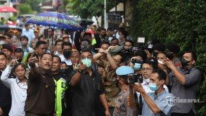 Hakim-Ketua-Wahyu-Iman-Santosos-mengecek-rumah-dinas-Ferdy-Sambo.jpg