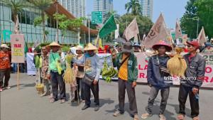 Hari-Tani-Membawa-hasil-bumi-sejumlah-elemen-tani-menggelar-aksi-peringatan.jpg