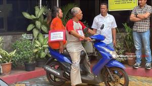 ISTRI-PENGANIAYA-SUAMI-AZ-30-tengah-melakukan-rekonstruksi.jpg
