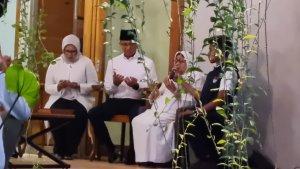Ibunda-Aliyah-Rasyid-memimpin-doa-sebelum-Anies-Baswedan-Muhaimin-Cak-Imin-daftar-capres-ke-KPU.jpg