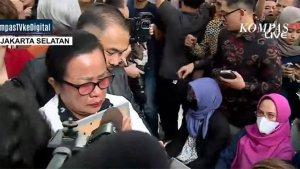 Ibunda-Brigadir-J-Rosti-Simanjuntak-di-Pengadilan-Negeri-Jakarta-Selatan-Senin-1322023.jpg