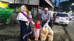Ilmi-24-tunarungu-penjual-kerupuk-bangka-saat-ditemui-di-kawasan-Cilangkap.jpg
