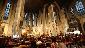 Ilustrasi-Umat-Kristiani-melaksanakan-Misa-Natal-di-Gereja-Katedral-Sawah-Besar.jpg