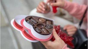 Ilustrasi-cokelat-valentine-hadiah.jpg