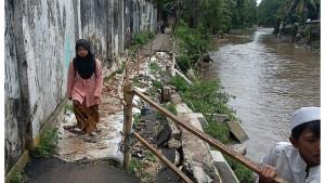 JALAN-RUSAK-Kondisi-akses-jalan-setapak-yang-amblas-di-Kelurahan-Kebon-Manggis-n.jpg