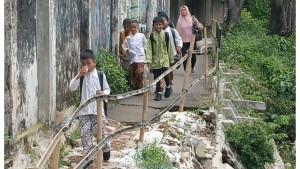 JALAN-RUSAK-Kondisi-akses-jalan-setapak-yang-amblas-di-Kelurahan-Kebon-Manggis.jpg
