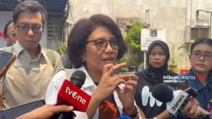 Jenguk-Delpedro-Aktivis-HAM-Suciwati-Munir-saat-menjenguk-Direktur-Lokataru-Fo.jpg