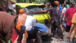 KECELAKAAN-Mobil-listrik-menabrak-gerobak-motor-hingga-beberapa-orang.jpg