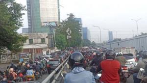 KEMACETAN-TURUN-Jalan-TB-Simatupang.jpg