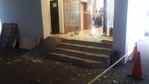 jakarta/Kaca-berserakan-di-lokasi-penembakan-di-kantor-pusat-MUI-masih-belum-dibersihkan-Rabu-352023.jpg