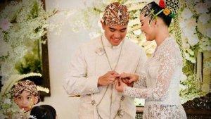 Kaesang-pakaikan-cincin-ke-jari-Erina.jpg
