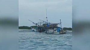 Kapal-nelayan-KM-Berkah-Bahari-4-karam-di-perairan-timur-Pulau-Papatheo-Kepulauan-Seribu.jpg