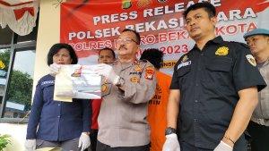 Kapolsek-Bekasi-Utara-Kompol-Arwan-menunjukkan-barang-bukti-kasus-penusukan-kuli-bangunan.jpg