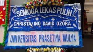 Karangan-bunga-dari-bekas-kampus-Mario-Dandy-terpampang-di-rumah-sakit-David.jpg