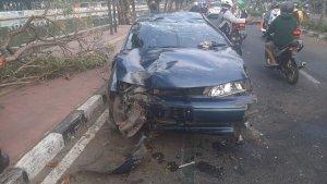 Kecelakaan-sedan-melintas-di-Jalan-Raya-Chairil-Anwar-Kota-Bekasi.jpg