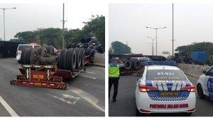 Kecelakaan-truk-trailer-menabrak-pembatas-Tol-JORR-Jakarta.jpg