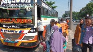 Kedatangan-pemudik-di-Terminal-Kampung-Rambutan-Ciracas-Jakarta-Timur-5t.jpg