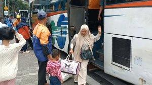 Kedatangan-penumpang-bus-AKAP-di-Terminal-Kampung-Rambu.jpg